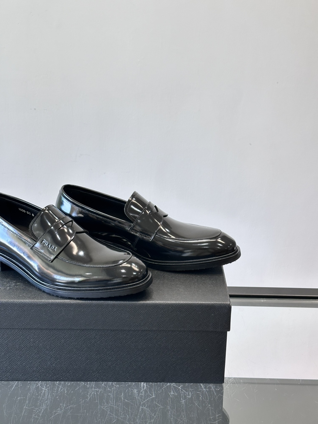 Prad*家新款🆕 男士休闲皮鞋✔️选用进口头层黑色小牛皮材质，质感满满，挺括和圆形鞋头设计, 原版开模