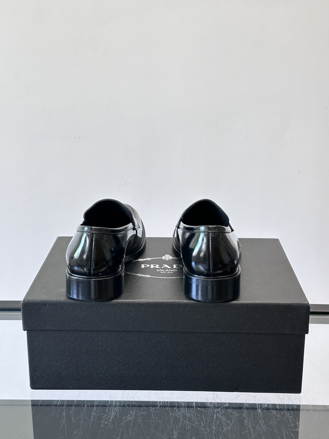 Prad*家新款🆕 男士休闲皮鞋✔️选用进口头层黑色小牛皮材质，质感满满，挺括和圆形鞋头设计, 原版开模