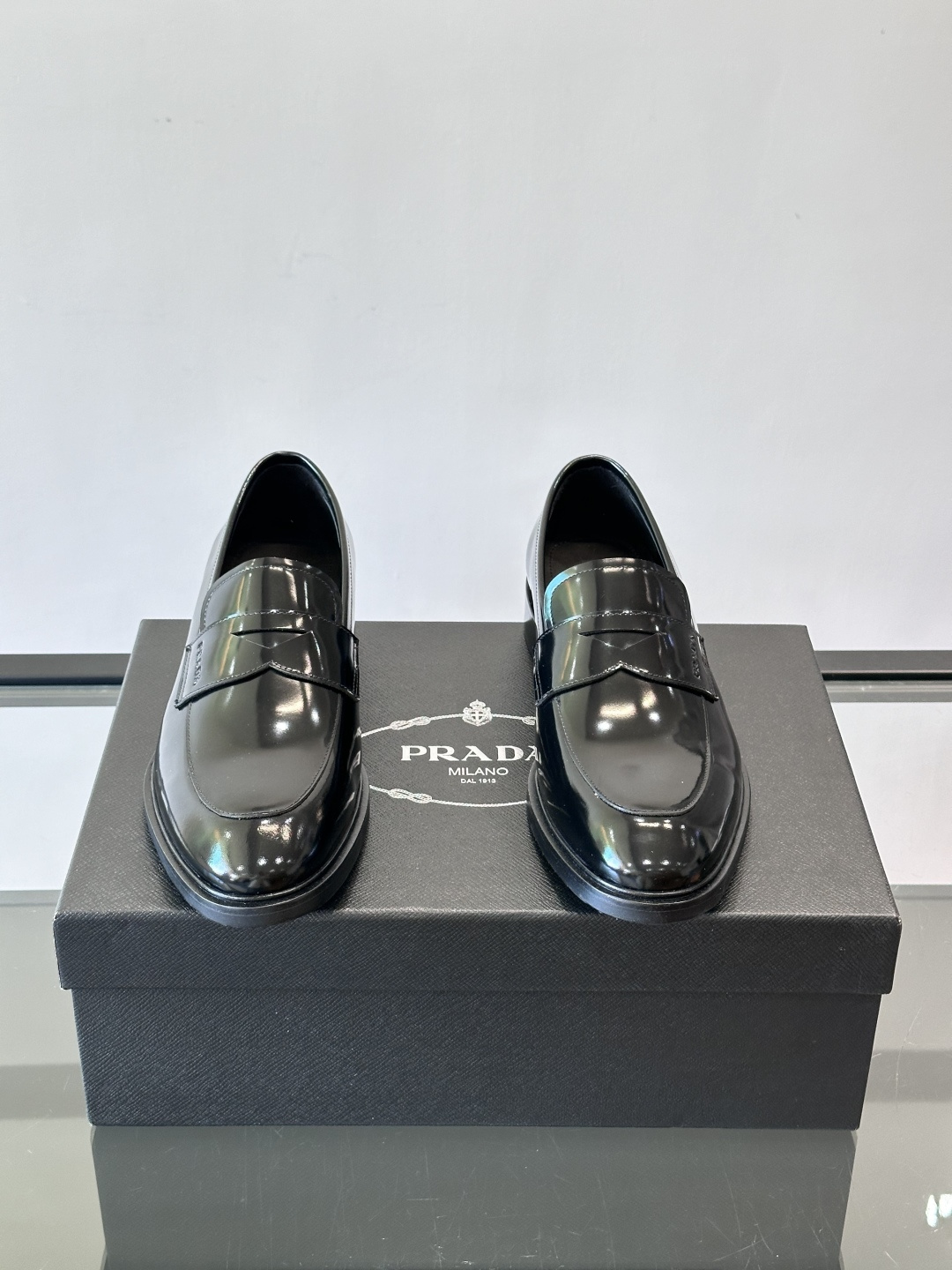 Prad*家新款🆕 男士休闲皮鞋✔️选用进口头层黑色小牛皮材质，质感满满，挺括和圆形鞋头设计, 原版开模