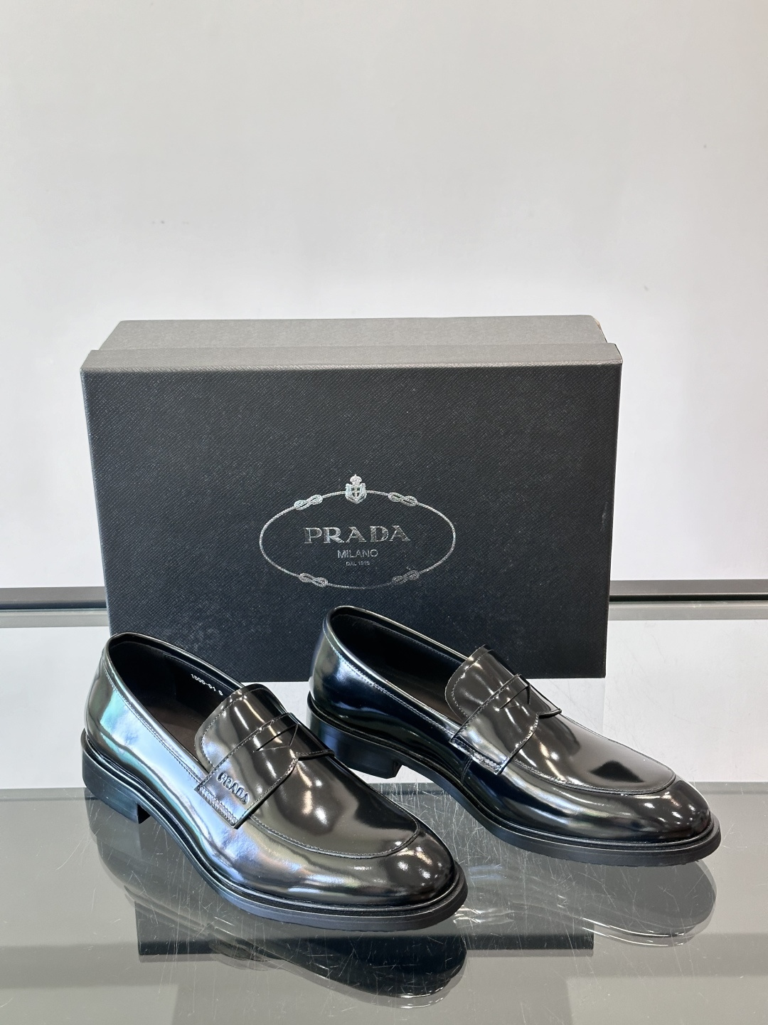 Prad*家新款🆕 男士休闲皮鞋✔️选用进口头层黑色小牛皮材质，质感满满，挺括和圆形鞋头设计, 原版开模