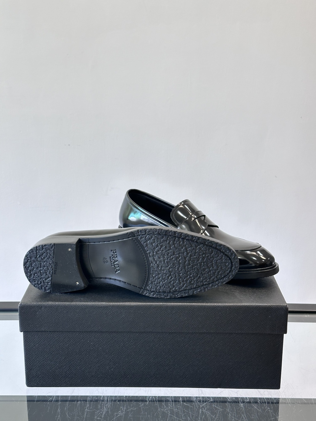 Prad*家新款🆕 男士休闲皮鞋✔️选用进口头层黑色小牛皮材质，质感满满，挺括和圆形鞋头设计, 原版开模