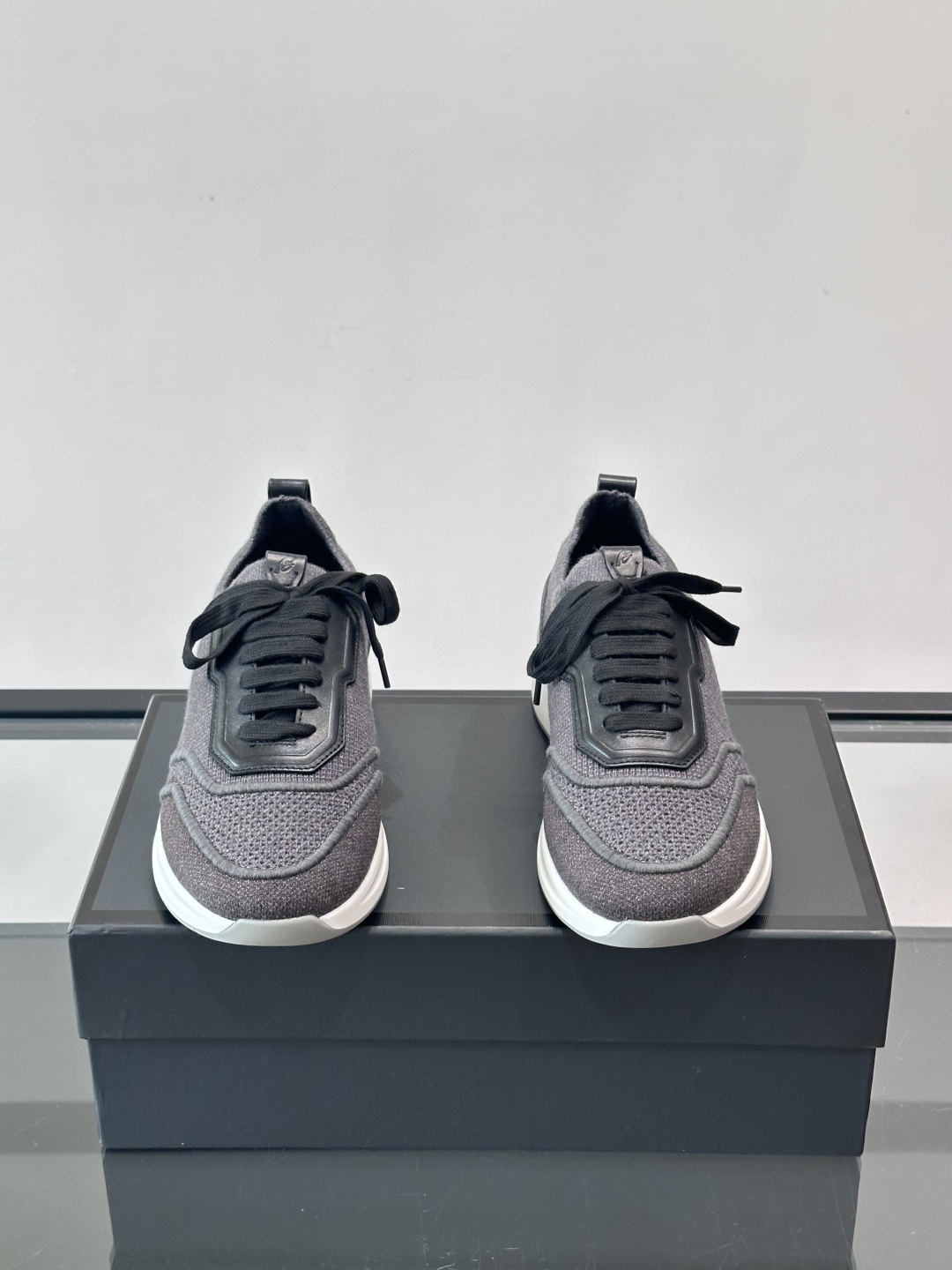 Brioni男士休闲运动鞋，全羊毛弹性鞋面，轻盈透气，穿着超舒适无束缚感。多色拼接设计简约又有层次，白色