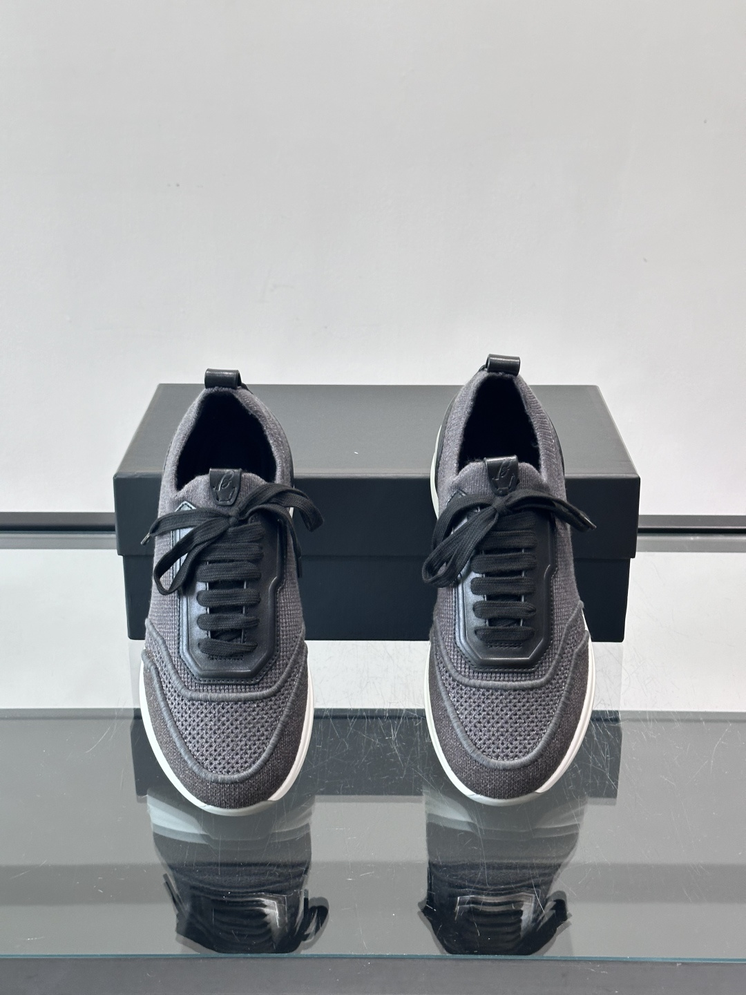 Brioni男士休闲运动鞋，全羊毛弹性鞋面，轻盈透气，穿着超舒适无束缚感。多色拼接设计简约又有层次，白色