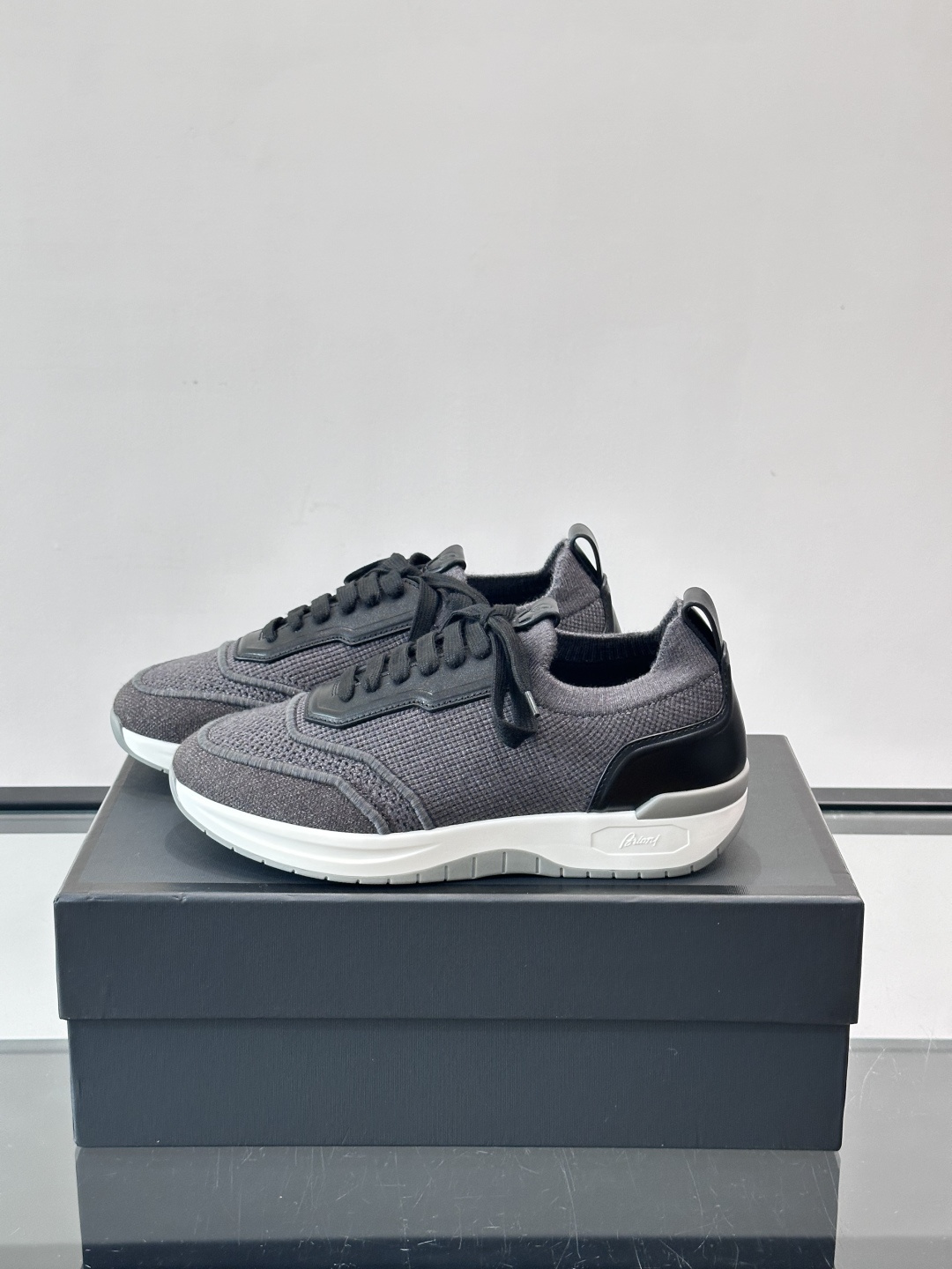 Brioni男士休闲运动鞋，全羊毛弹性鞋面，轻盈透气，穿着超舒适无束缚感。多色拼接设计简约又有层次，白色