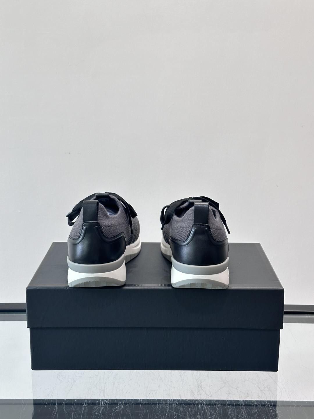 Brioni男士休闲运动鞋，全羊毛弹性鞋面，轻盈透气，穿着超舒适无束缚感。多色拼接设计简约又有层次，白色