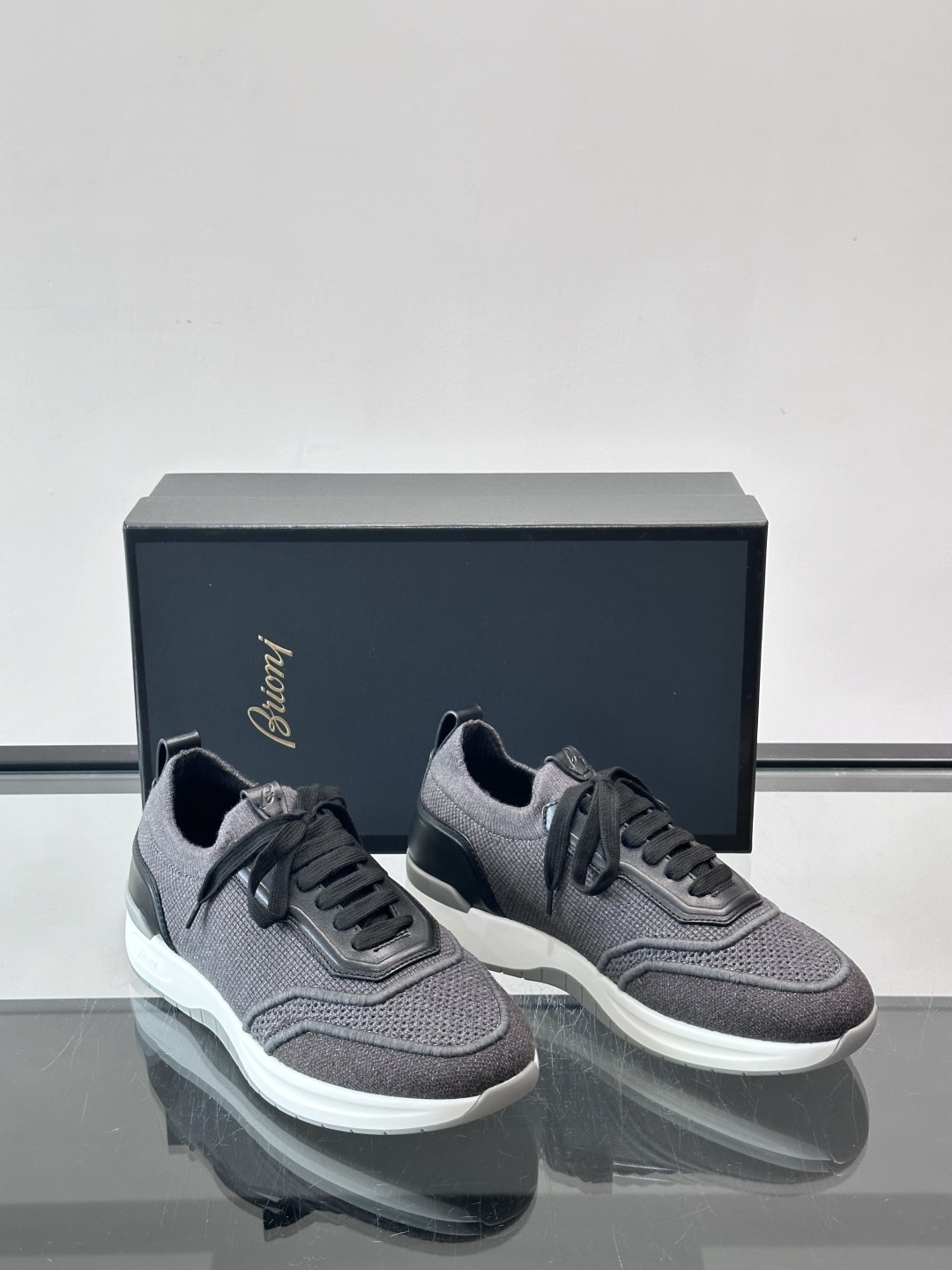 Brioni男士休闲运动鞋，全羊毛弹性鞋面，轻盈透气，穿着超舒适无束缚感。多色拼接设计简约又有层次，白色