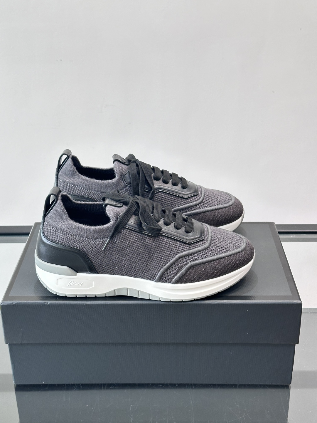 Brioni男士休闲运动鞋，全羊毛弹性鞋面，轻盈透气，穿着超舒适无束缚感。多色拼接设计简约又有层次，白色