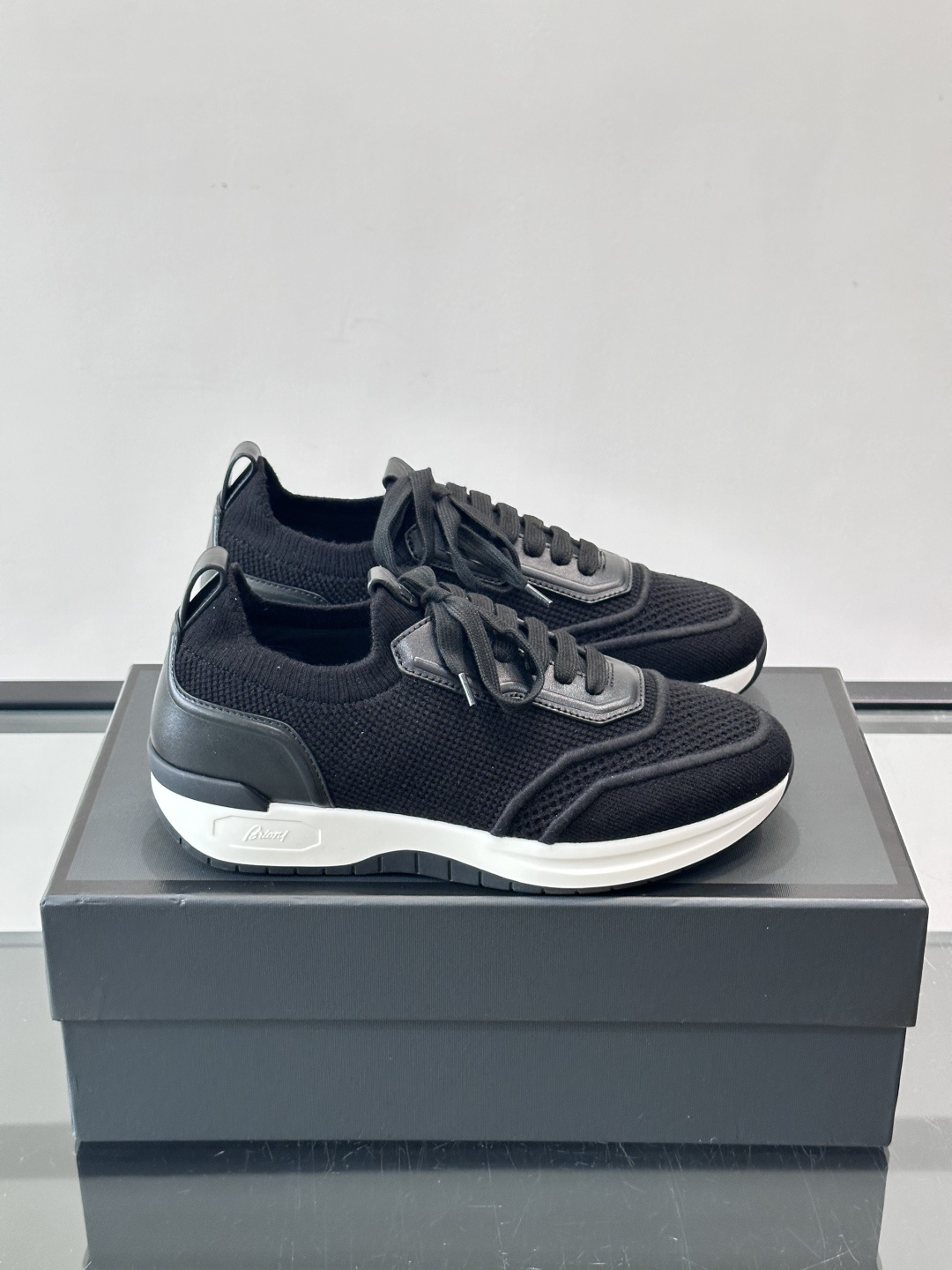 Brioni男士休闲运动鞋，全羊毛弹性鞋面，轻盈透气，穿着超舒适无束缚感。多色拼接设计简约又有层次，白色