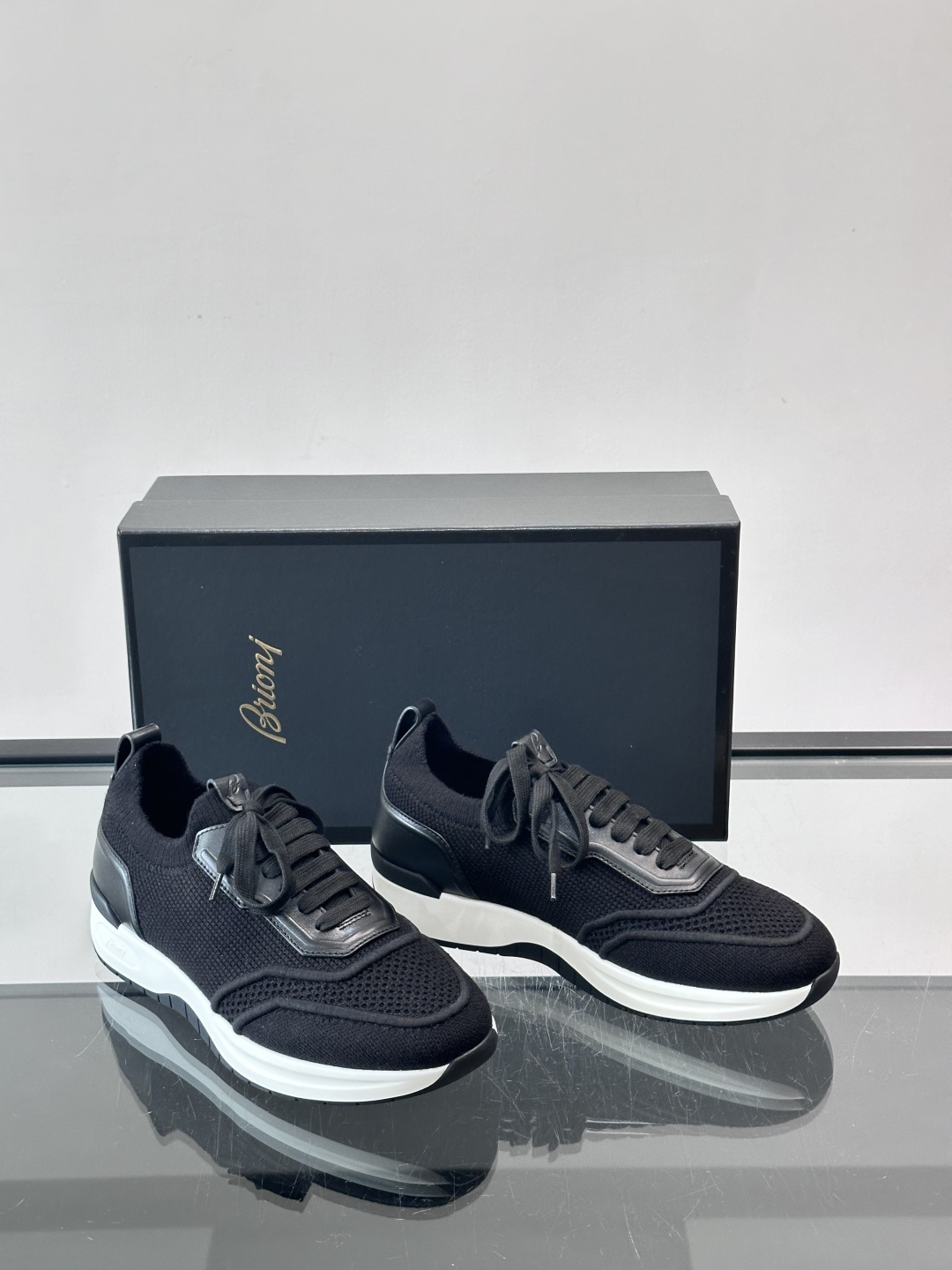 Brioni男士休闲运动鞋，全羊毛弹性鞋面，轻盈透气，穿着超舒适无束缚感。多色拼接设计简约又有层次，白色