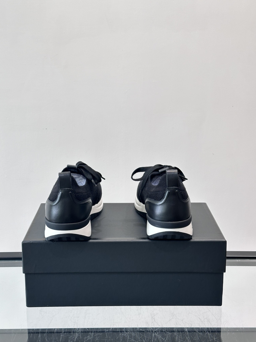 Brioni男士休闲运动鞋，全羊毛弹性鞋面，轻盈透气，穿着超舒适无束缚感。多色拼接设计简约又有层次，白色