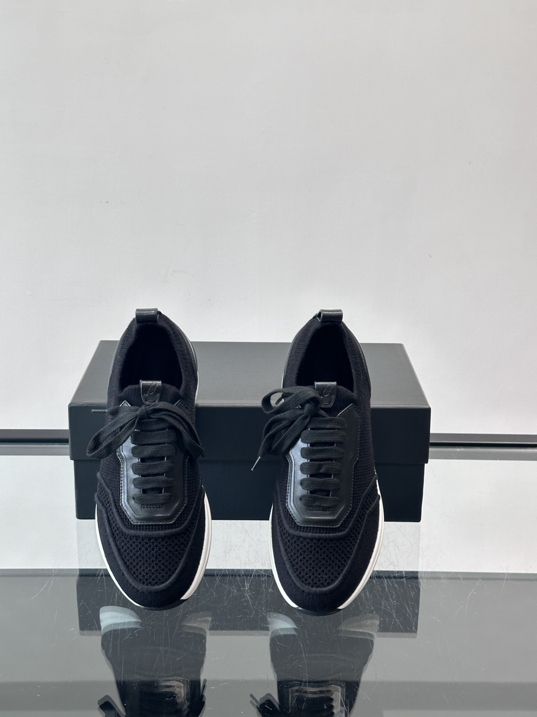 Brioni男士休闲运动鞋，全羊毛弹性鞋面，轻盈透气，穿着超舒适无束缚感。多色拼接设计简约又有层次，白色