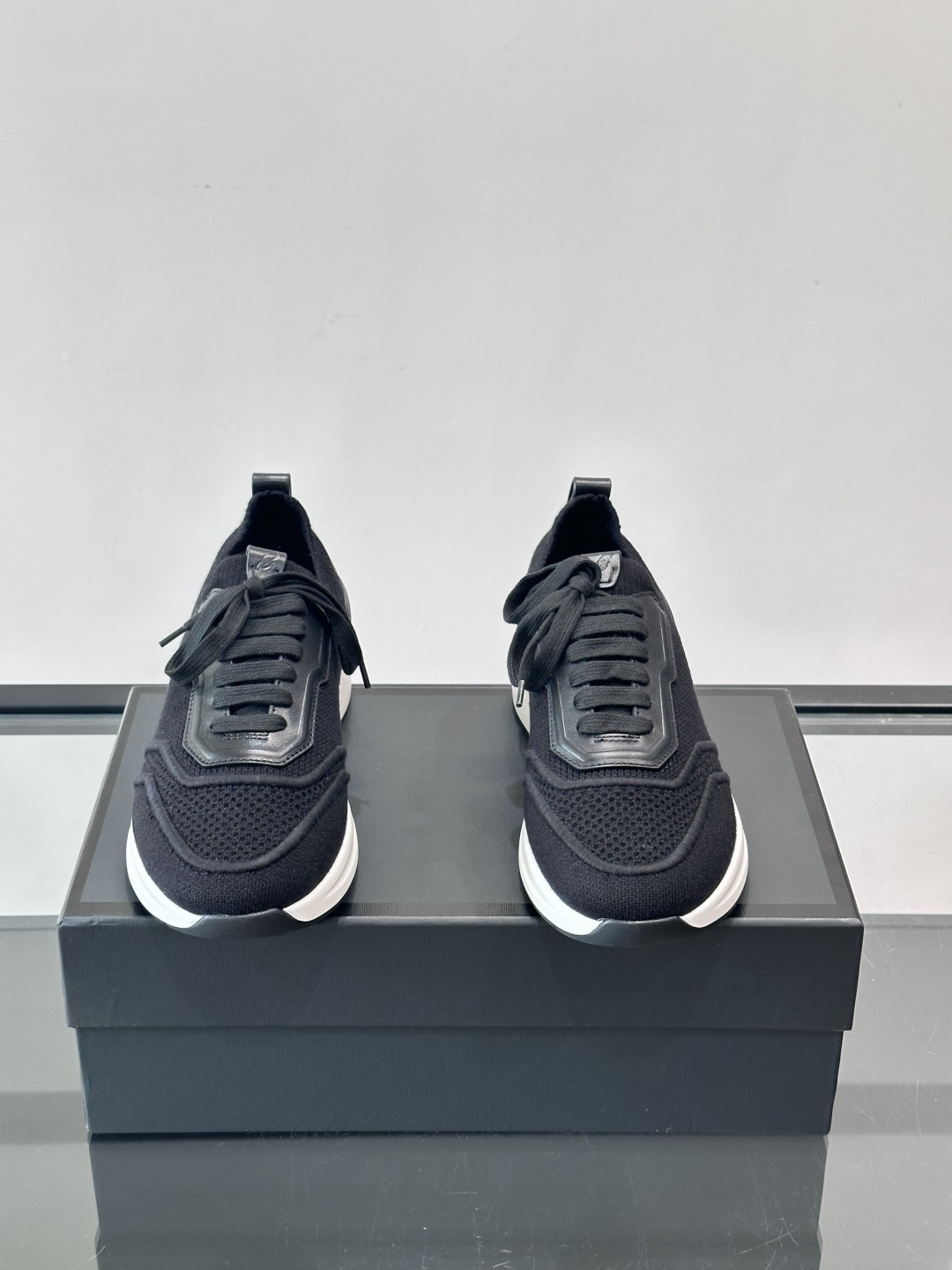 Brioni男士休闲运动鞋，全羊毛弹性鞋面，轻盈透气，穿着超舒适无束缚感。多色拼接设计简约又有层次，白色