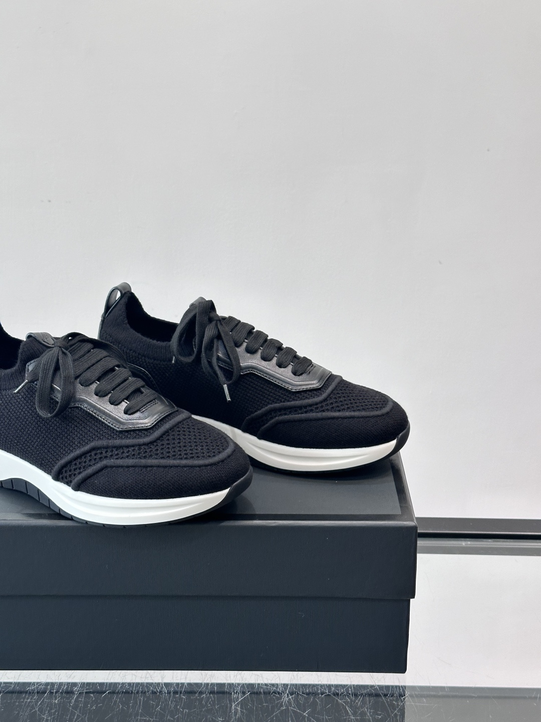 Brioni男士休闲运动鞋，全羊毛弹性鞋面，轻盈透气，穿着超舒适无束缚感。多色拼接设计简约又有层次，白色