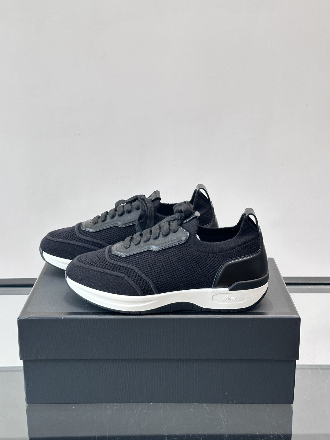 Brioni男士休闲运动鞋，全羊毛弹性鞋面，轻盈透气，穿着超舒适无束缚感。多色拼接设计简约又有层次，白色