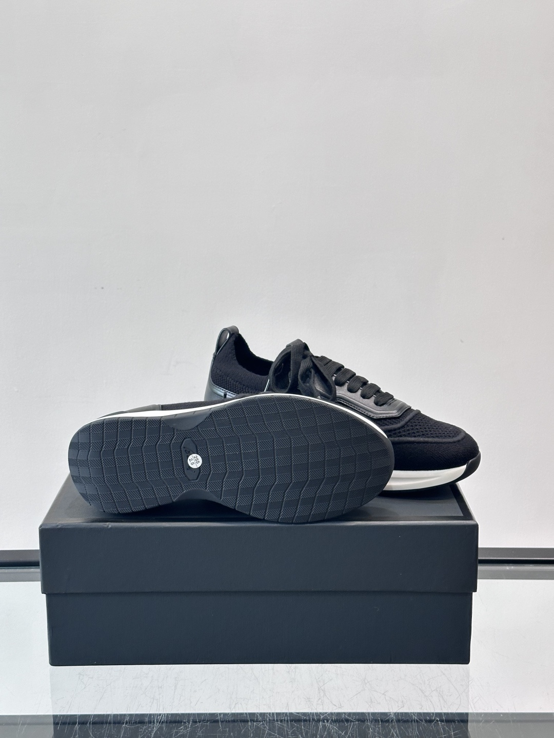 Brioni男士休闲运动鞋，全羊毛弹性鞋面，轻盈透气，穿着超舒适无束缚感。多色拼接设计简约又有层次，白色