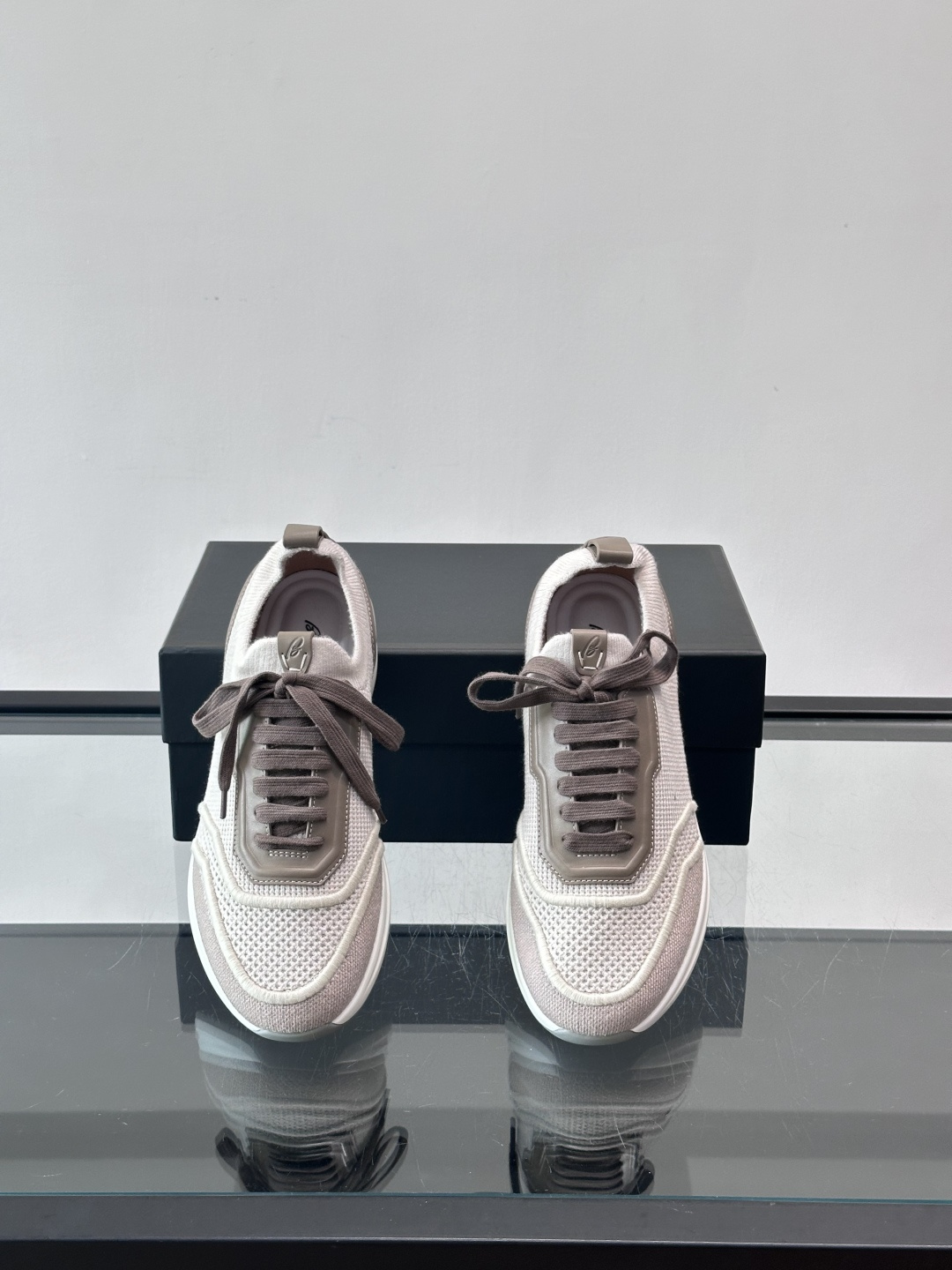 Brioni男士休闲运动鞋，全羊毛弹性鞋面，轻盈透气，穿着超舒适无束缚感。多色拼接设计简约又有层次，白色