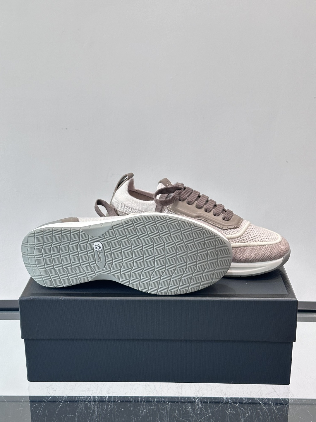 Brioni男士休闲运动鞋，全羊毛弹性鞋面，轻盈透气，穿着超舒适无束缚感。多色拼接设计简约又有层次，白色