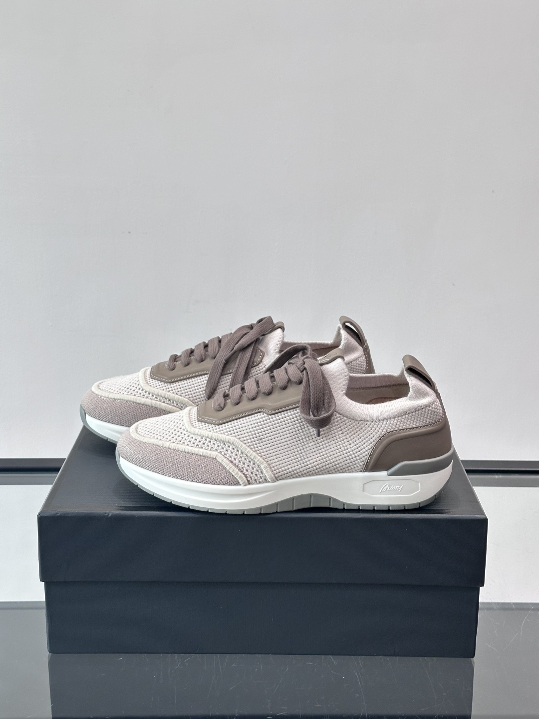 Brioni男士休闲运动鞋，全羊毛弹性鞋面，轻盈透气，穿着超舒适无束缚感。多色拼接设计简约又有层次，白色