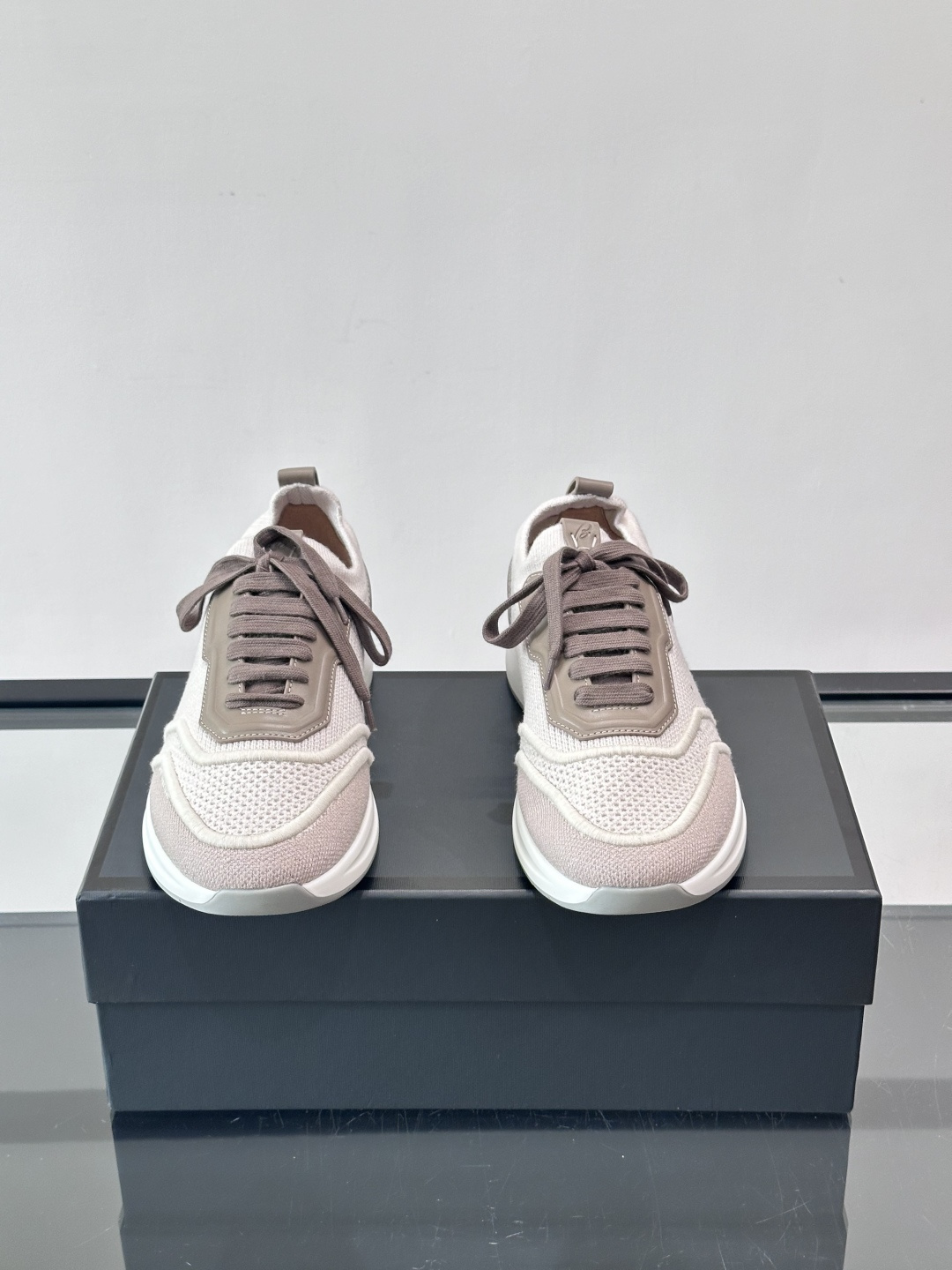 Brioni男士休闲运动鞋，全羊毛弹性鞋面，轻盈透气，穿着超舒适无束缚感。多色拼接设计简约又有层次，白色