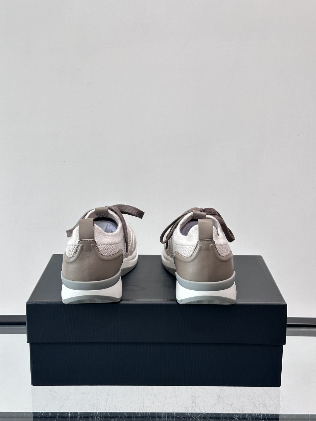 Brioni男士休闲运动鞋，全羊毛弹性鞋面，轻盈透气，穿着超舒适无束缚感。多色拼接设计简约又有层次，白色