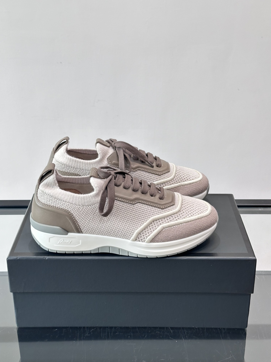 Brioni男士休闲运动鞋，全羊毛弹性鞋面，轻盈透气，穿着超舒适无束缚感。多色拼接设计简约又有层次，白色