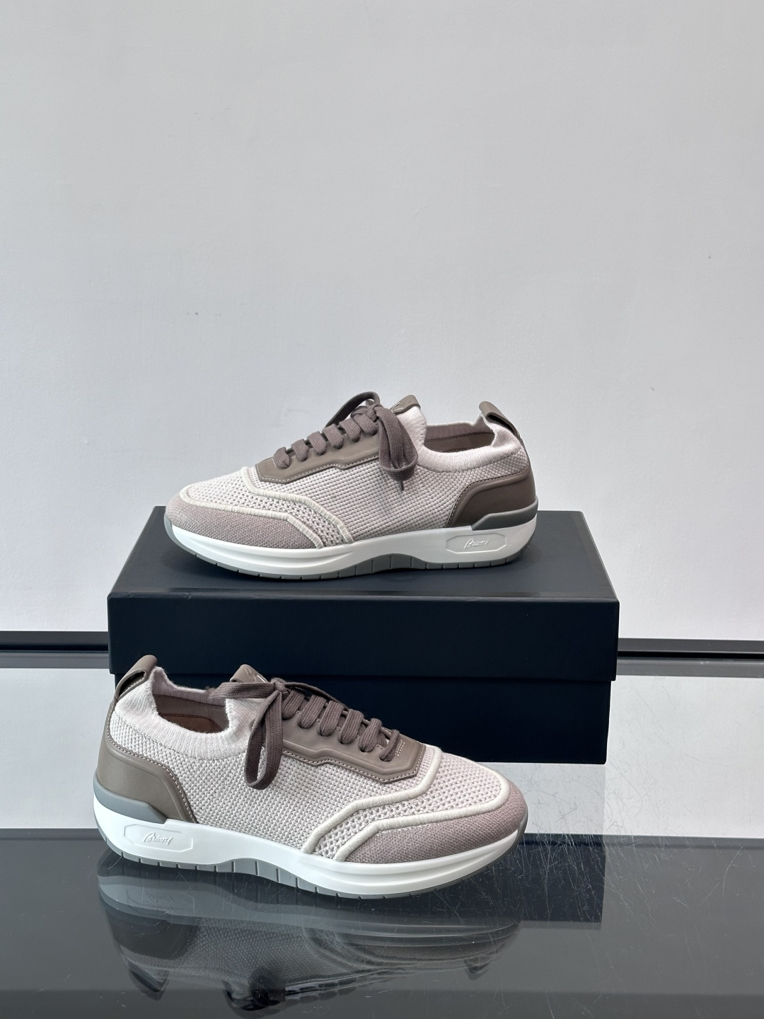 Brioni男士休闲运动鞋，全羊毛弹性鞋面，轻盈透气，穿着超舒适无束缚感。多色拼接设计简约又有层次，白色