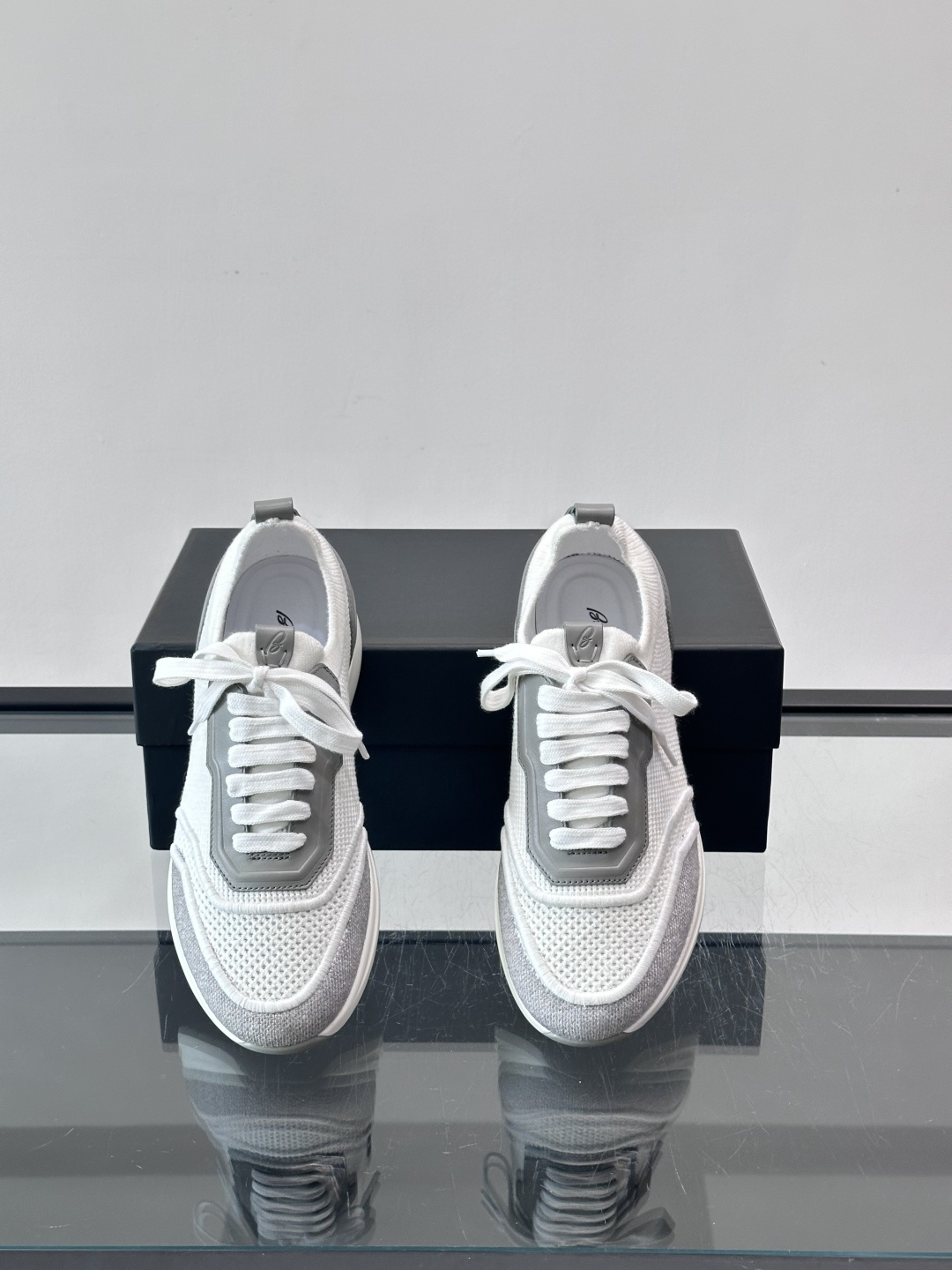 Brioni男士休闲运动鞋，全羊毛弹性鞋面，轻盈透气，穿着超舒适无束缚感。多色拼接设计简约又有层次，白色