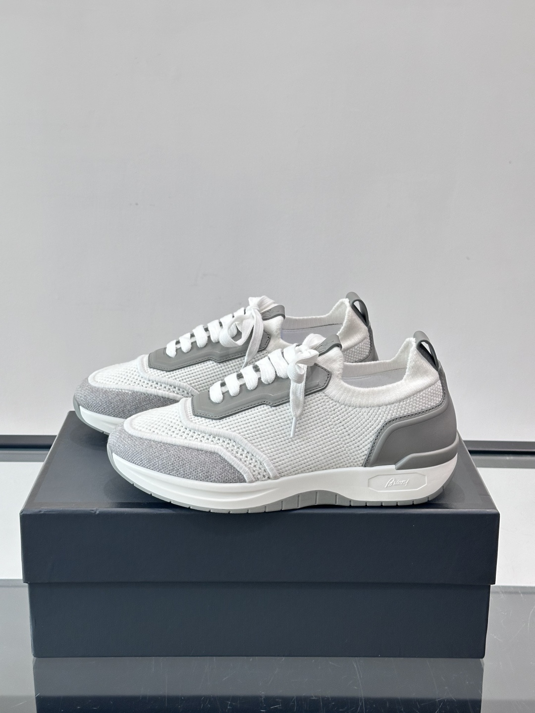 Brioni男士休闲运动鞋，全羊毛弹性鞋面，轻盈透气，穿着超舒适无束缚感。多色拼接设计简约又有层次，白色