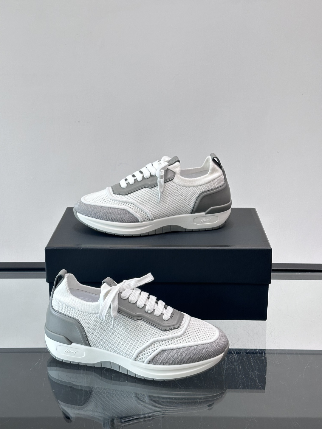 Brioni男士休闲运动鞋，全羊毛弹性鞋面，轻盈透气，穿着超舒适无束缚感。多色拼接设计简约又有层次，白色