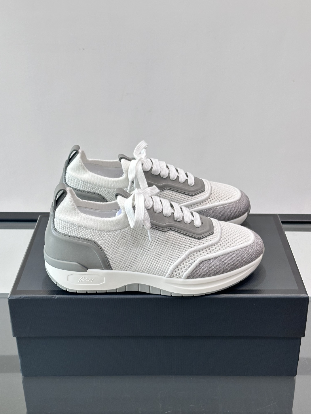 Brioni男士休闲运动鞋，全羊毛弹性鞋面，轻盈透气，穿着超舒适无束缚感。多色拼接设计简约又有层次，白色