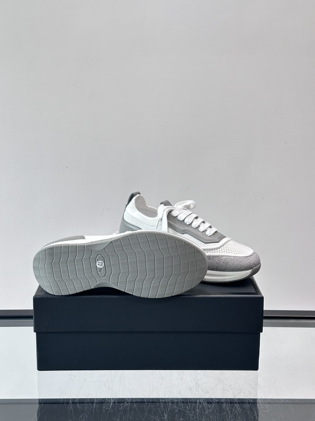 Brioni男士休闲运动鞋，全羊毛弹性鞋面，轻盈透气，穿着超舒适无束缚感。多色拼接设计简约又有层次，白色