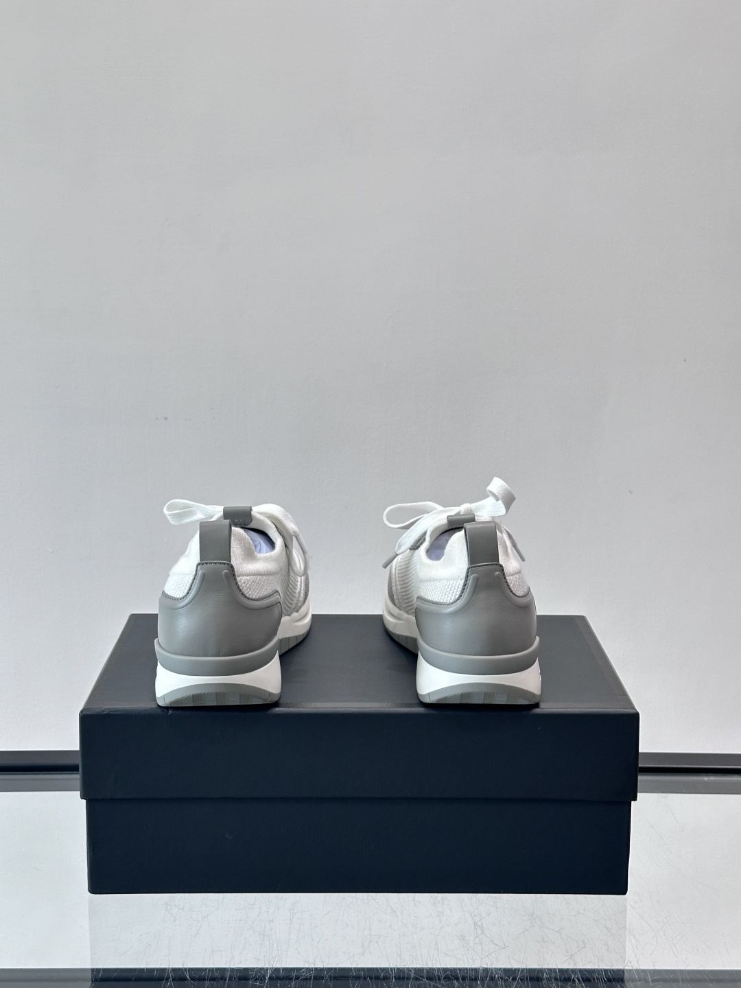 Brioni男士休闲运动鞋，全羊毛弹性鞋面，轻盈透气，穿着超舒适无束缚感。多色拼接设计简约又有层次，白色