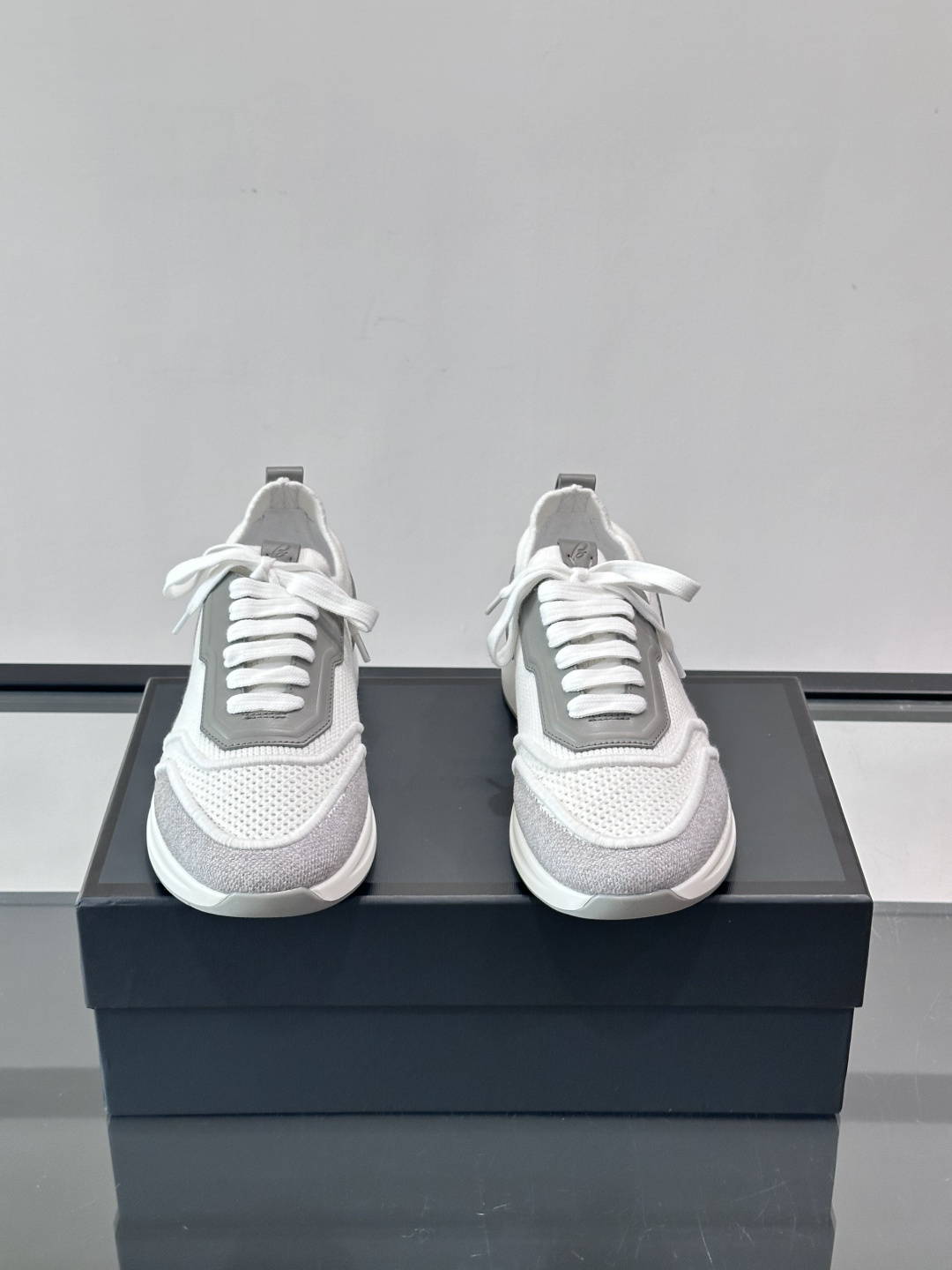 Brioni男士休闲运动鞋，全羊毛弹性鞋面，轻盈透气，穿着超舒适无束缚感。多色拼接设计简约又有层次，白色