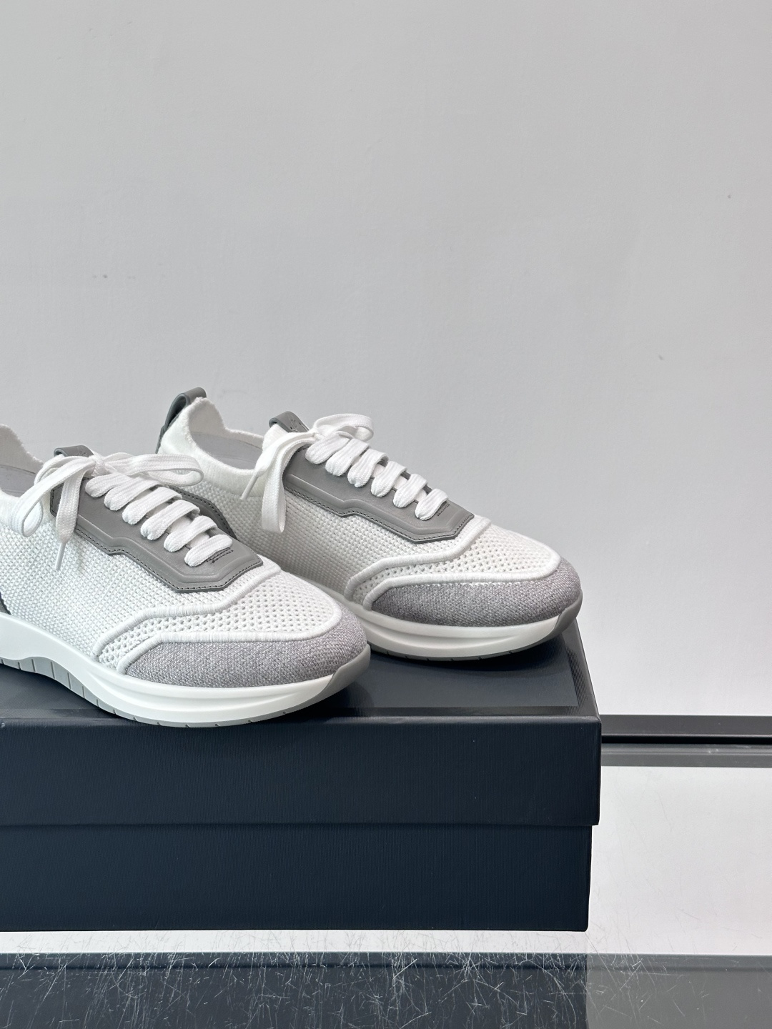 Brioni男士休闲运动鞋，全羊毛弹性鞋面，轻盈透气，穿着超舒适无束缚感。多色拼接设计简约又有层次，白色