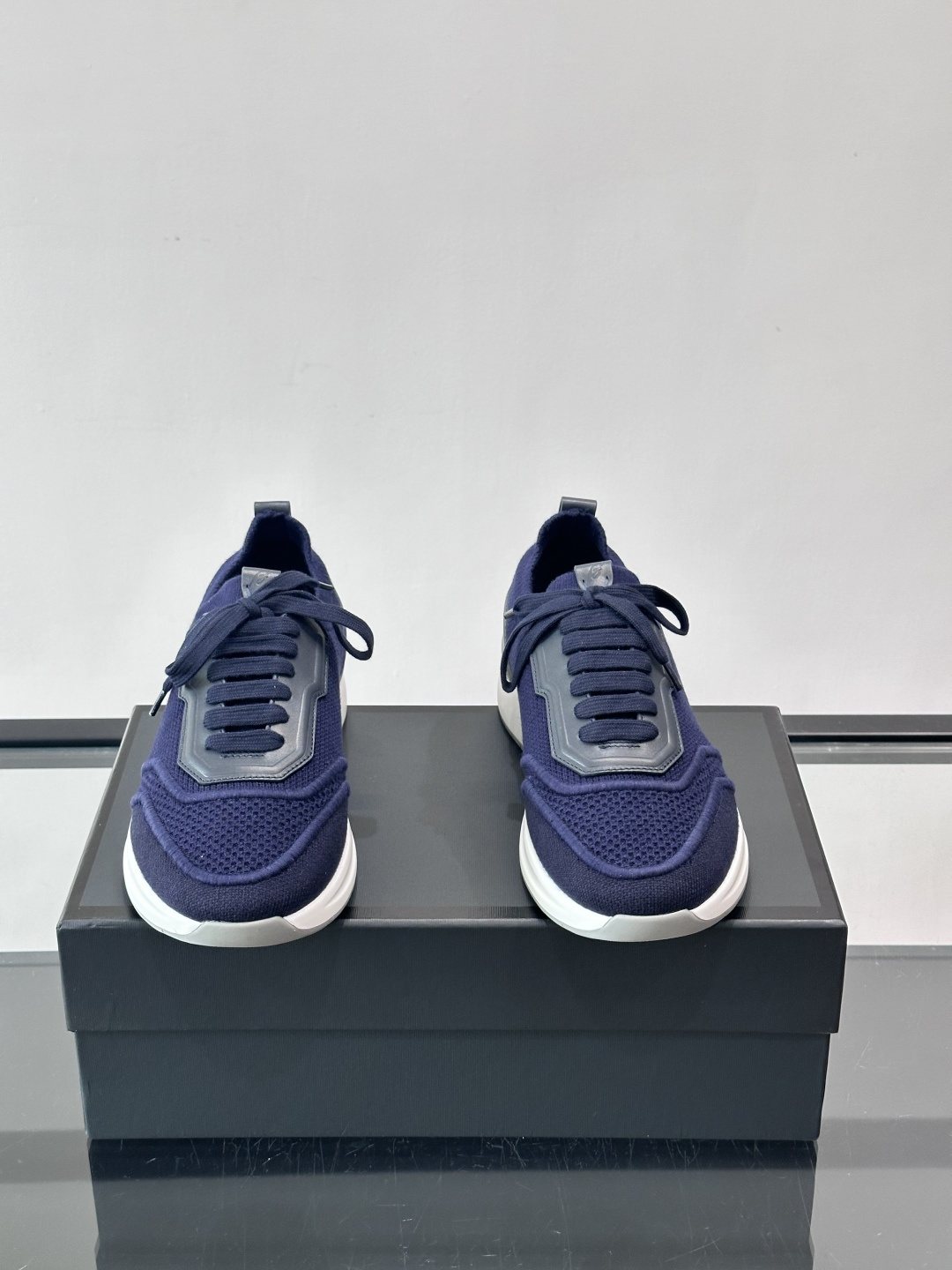 Brioni男士休闲运动鞋，全羊毛弹性鞋面，轻盈透气，穿着超舒适无束缚感。多色拼接设计简约又有层次，白色