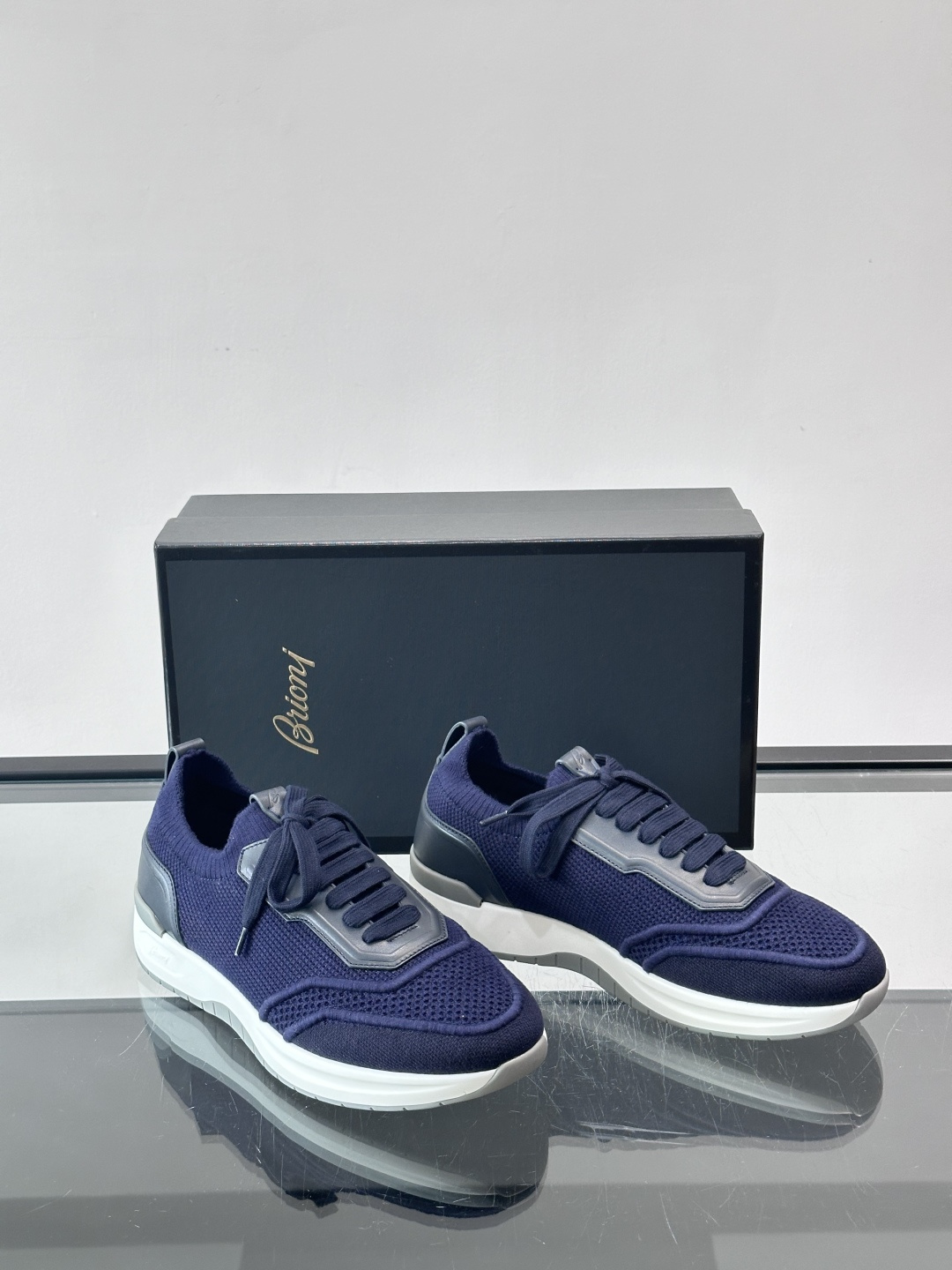 Brioni男士休闲运动鞋，全羊毛弹性鞋面，轻盈透气，穿着超舒适无束缚感。多色拼接设计简约又有层次，白色