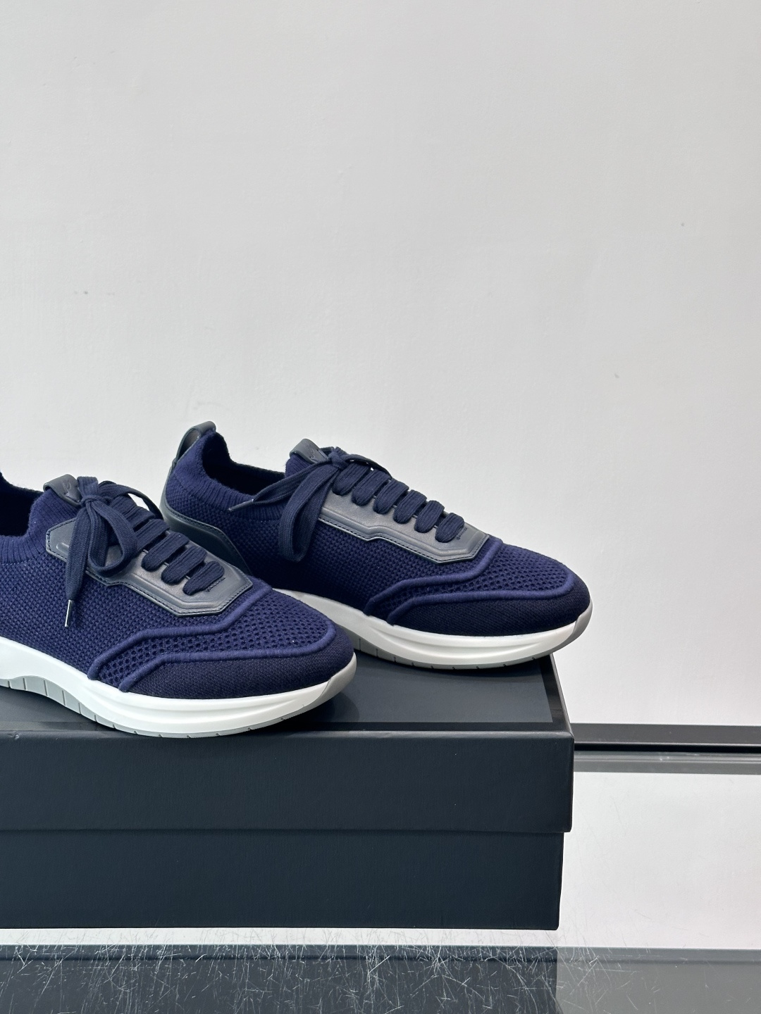 Brioni男士休闲运动鞋，全羊毛弹性鞋面，轻盈透气，穿着超舒适无束缚感。多色拼接设计简约又有层次，白色