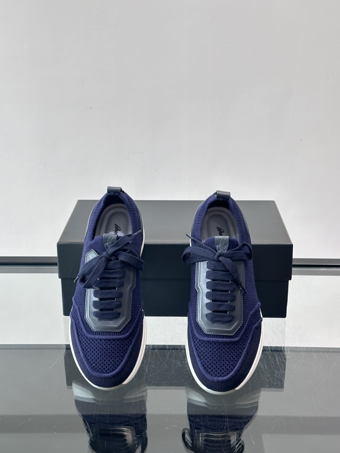 Brioni男士休闲运动鞋，全羊毛弹性鞋面，轻盈透气，穿着超舒适无束缚感。多色拼接设计简约又有层次，白色