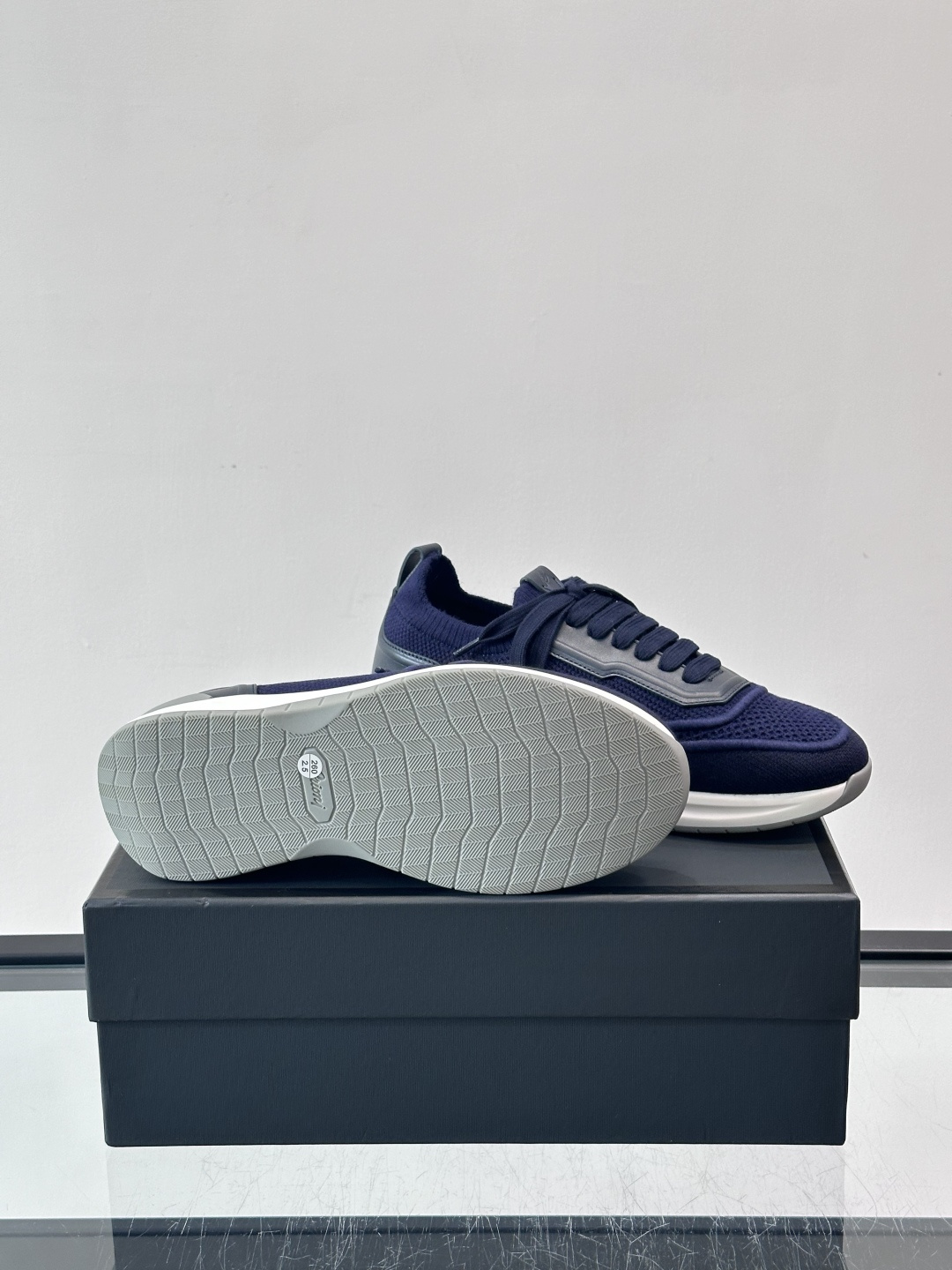 Brioni男士休闲运动鞋，全羊毛弹性鞋面，轻盈透气，穿着超舒适无束缚感。多色拼接设计简约又有层次，白色