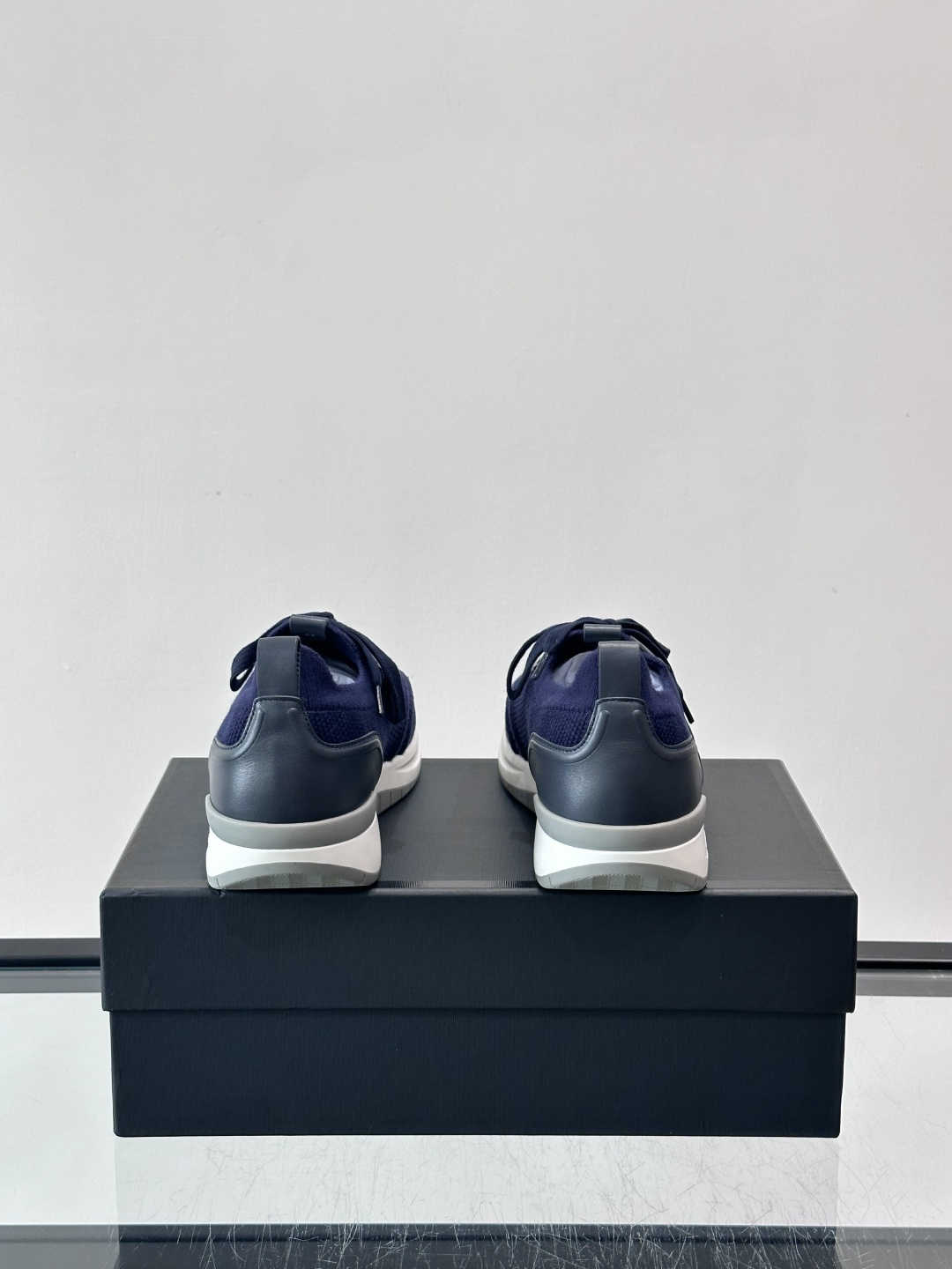 Brioni男士休闲运动鞋，全羊毛弹性鞋面，轻盈透气，穿着超舒适无束缚感。多色拼接设计简约又有层次，白色