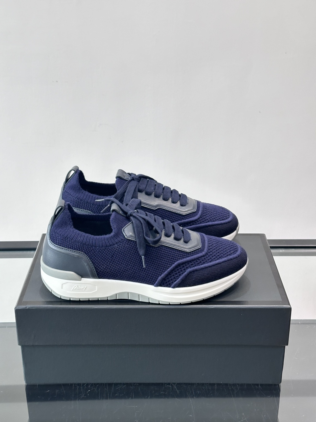 Brioni男士休闲运动鞋，全羊毛弹性鞋面，轻盈透气，穿着超舒适无束缚感。多色拼接设计简约又有层次，白色