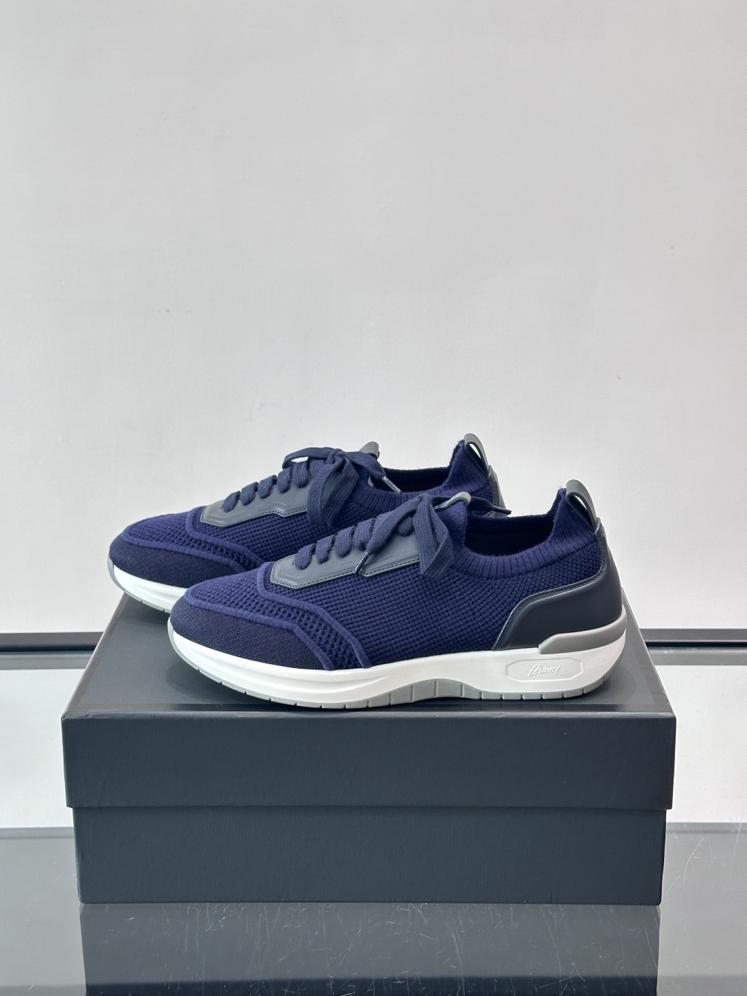 Brioni男士休闲运动鞋，全羊毛弹性鞋面，轻盈透气，穿着超舒适无束缚感。多色拼接设计简约又有层次，白色