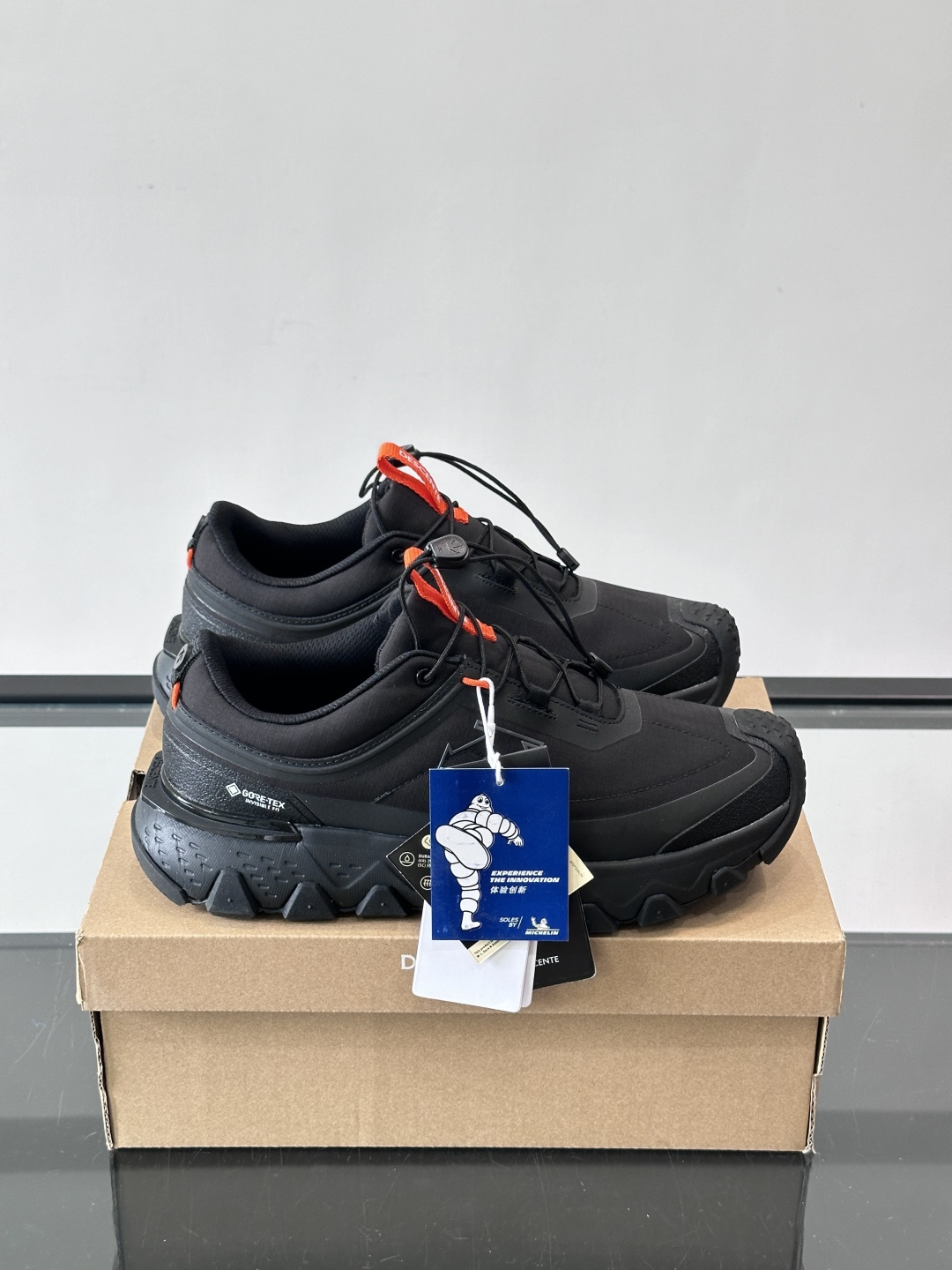 迪桑特SKI STYLE系列防水鞋，采用GORE-TEX防水内里，雨雪天也能保持脚部干爽！鞋面聚酯膜压，