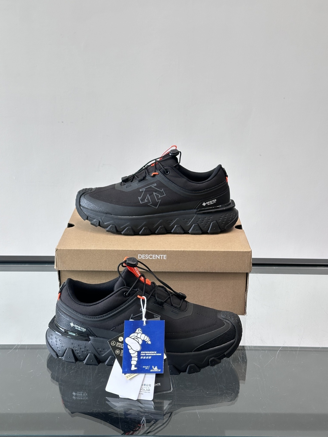 迪桑特SKI STYLE系列防水鞋，采用GORE-TEX防水内里，雨雪天也能保持脚部干爽！鞋面聚酯膜压，