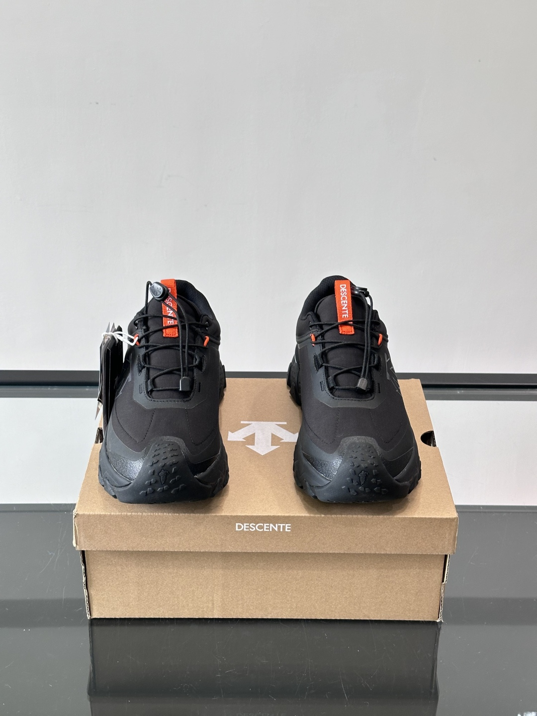 迪桑特SKI STYLE系列防水鞋，采用GORE-TEX防水内里，雨雪天也能保持脚部干爽！鞋面聚酯膜压，