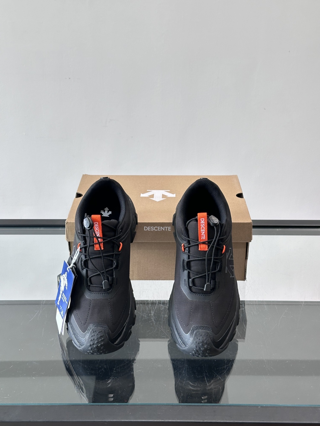 迪桑特SKI STYLE系列防水鞋，采用GORE-TEX防水内里，雨雪天也能保持脚部干爽！鞋面聚酯膜压，