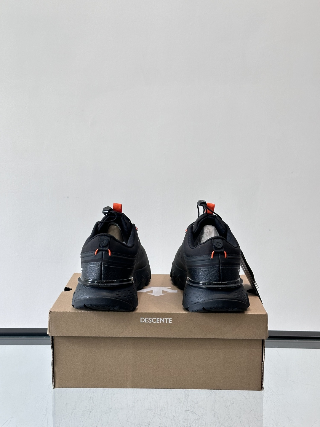 迪桑特SKI STYLE系列防水鞋，采用GORE-TEX防水内里，雨雪天也能保持脚部干爽！鞋面聚酯膜压，