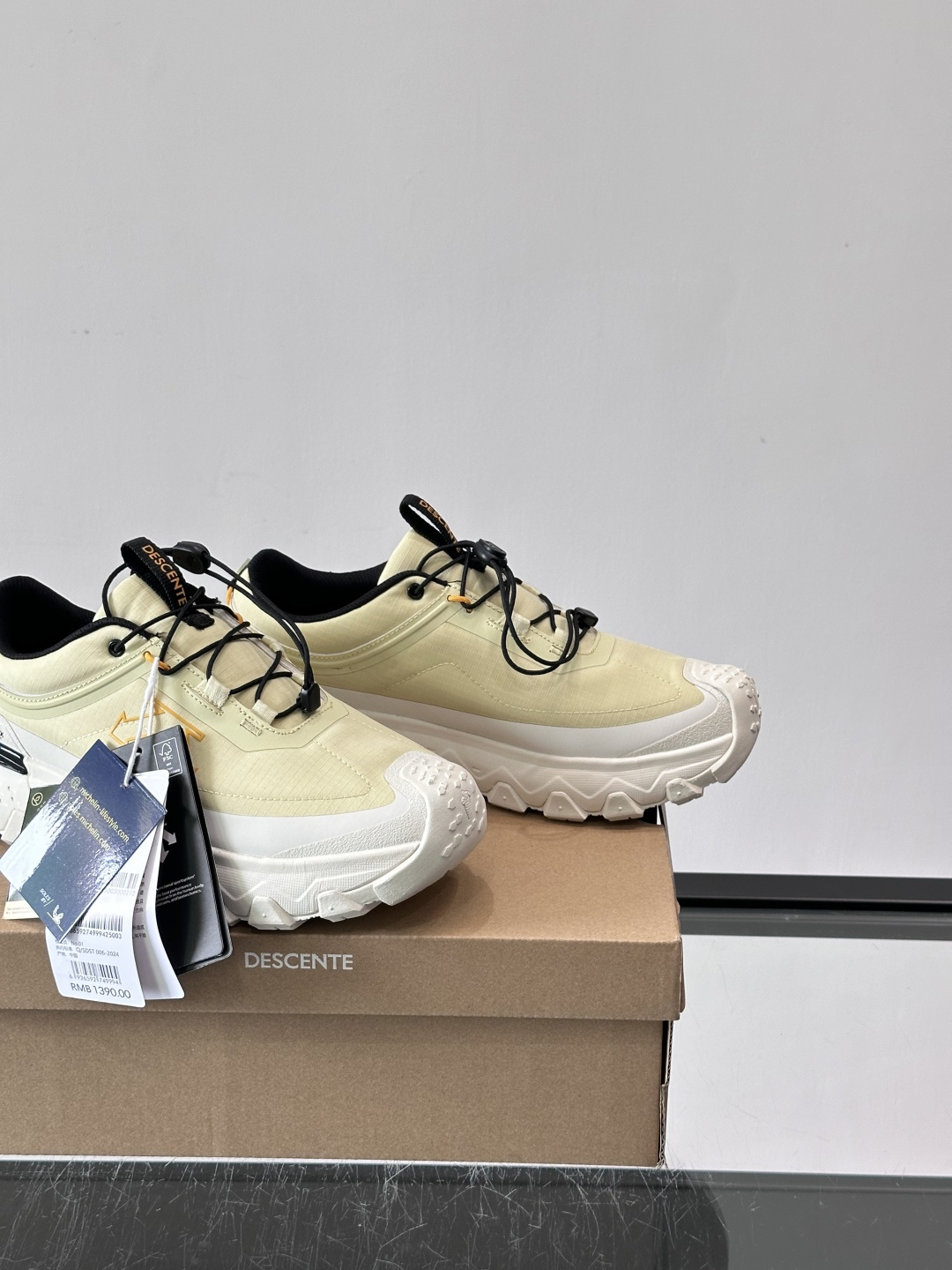 迪桑特SKI STYLE系列防水鞋，采用GORE-TEX防水内里，雨雪天也能保持脚部干爽！鞋面聚酯膜压，