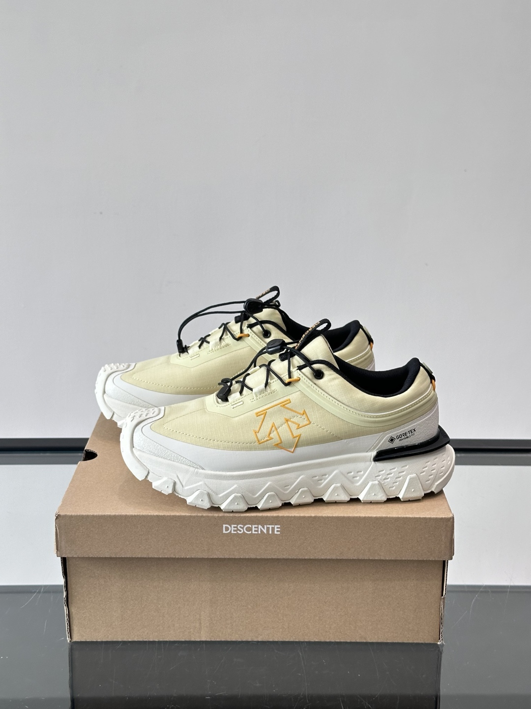 迪桑特SKI STYLE系列防水鞋，采用GORE-TEX防水内里，雨雪天也能保持脚部干爽！鞋面聚酯膜压，