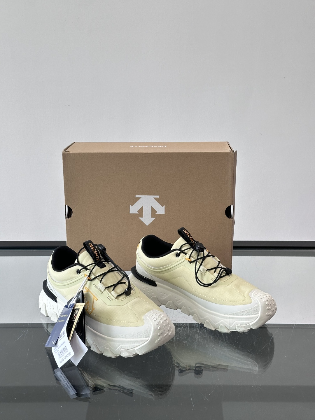 迪桑特SKI STYLE系列防水鞋，采用GORE-TEX防水内里，雨雪天也能保持脚部干爽！鞋面聚酯膜压，